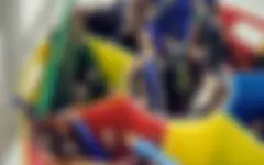 Sammlung angespitzter Farbstifte in einem farbigen Stiftehalter